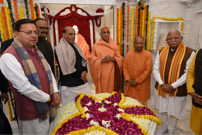 ब्रह्मलीन परम पूज्य गुरुदेव स्वामी सत्यमित्रानंद गिरि जी महाराज की समाधि मंदिर मूर्ति स्थापना के अवसर पर उत्तराखंड के मुख्यमंत्री श्री पुष्कर सिंह धामी और उत्तर प्रदेश के मुख्यमंत्री श्री योगी आदित्यनाथ ने श्रद्धासुमन अर्पित किए